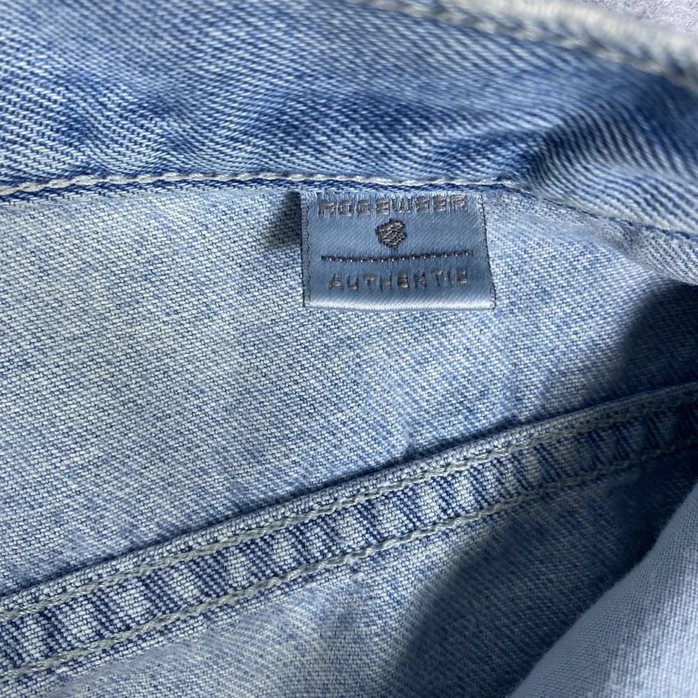 Rocawear button construction